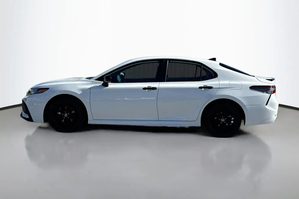 2022 Toyota Camry SE photo 1