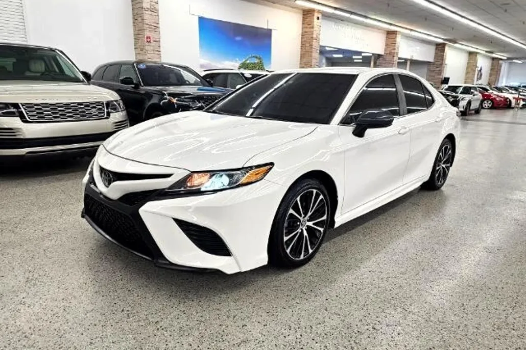 2020 Toyota Camry SE photo 1