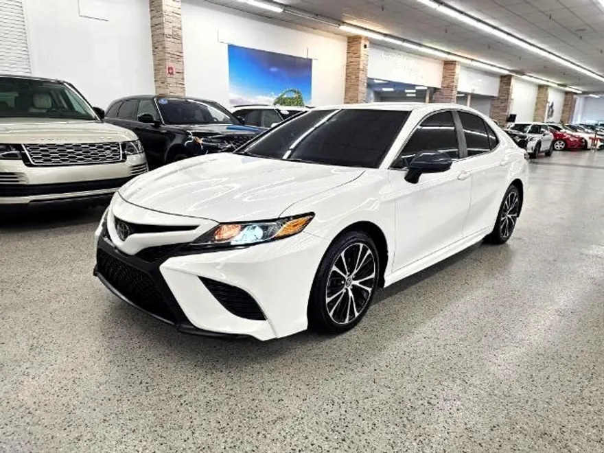 2020 Toyota Camry SE photo 1