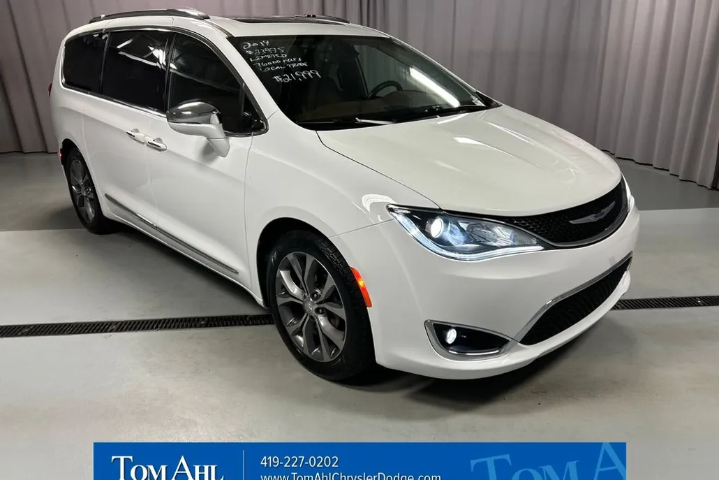 2019 Chrysler Pacifica Limited photo 1