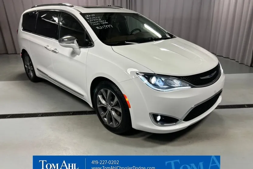 2019 Chrysler Pacifica Limited photo 1