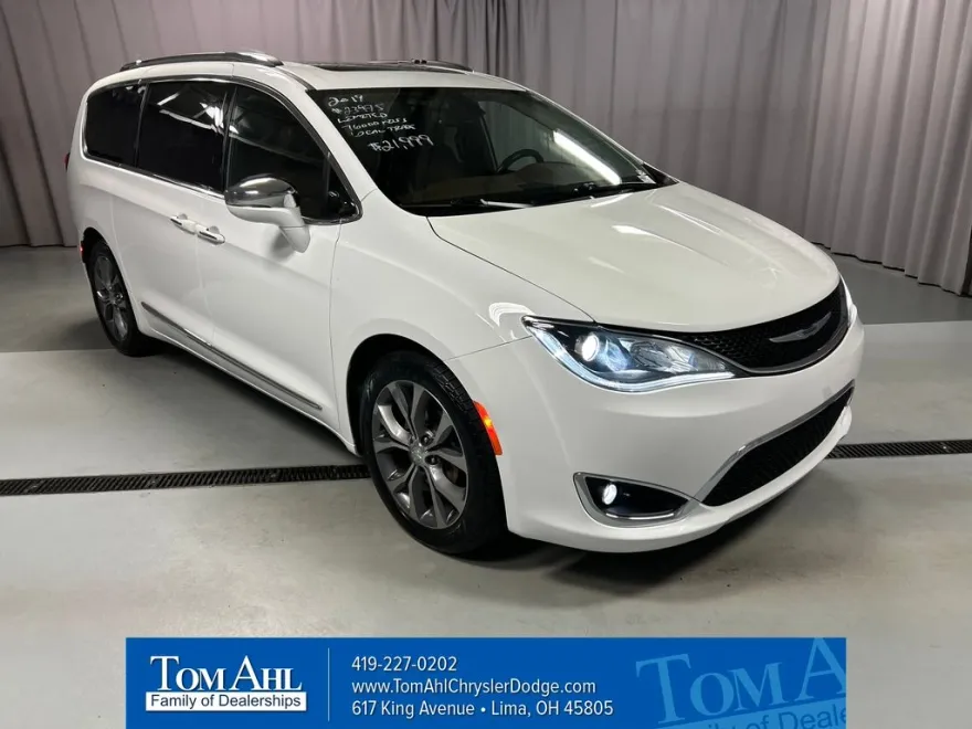 2019 Chrysler Pacifica Limited photo 1
