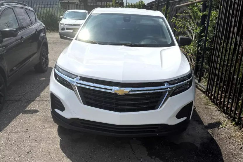 2023 Chevrolet Equinox LT LS photo 1
