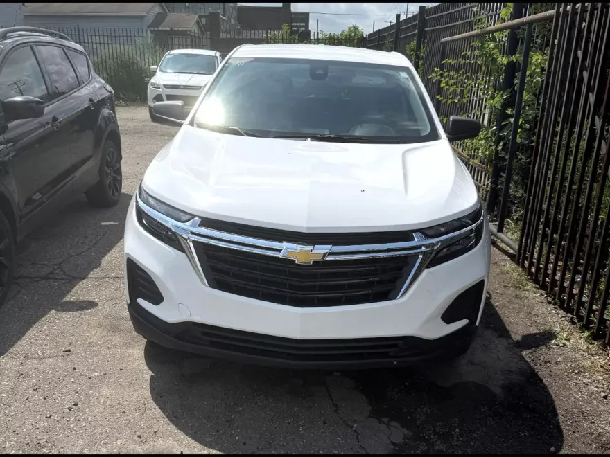 2023 Chevrolet Equinox LT LS photo 1
