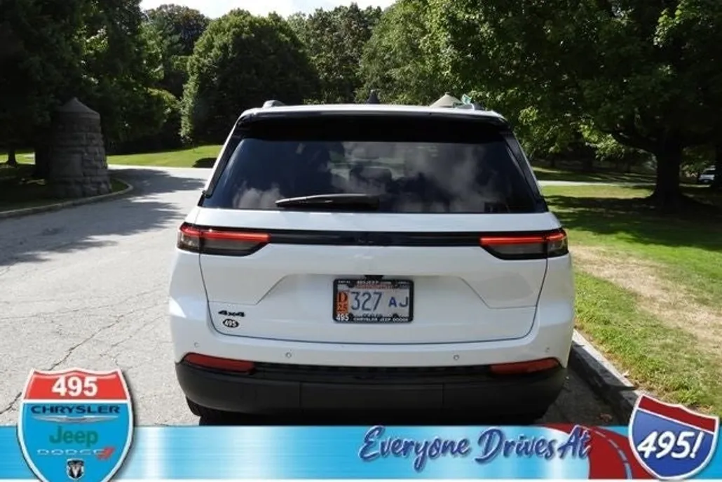 2023 Jeep Grand Cherokee Altitude photo 1