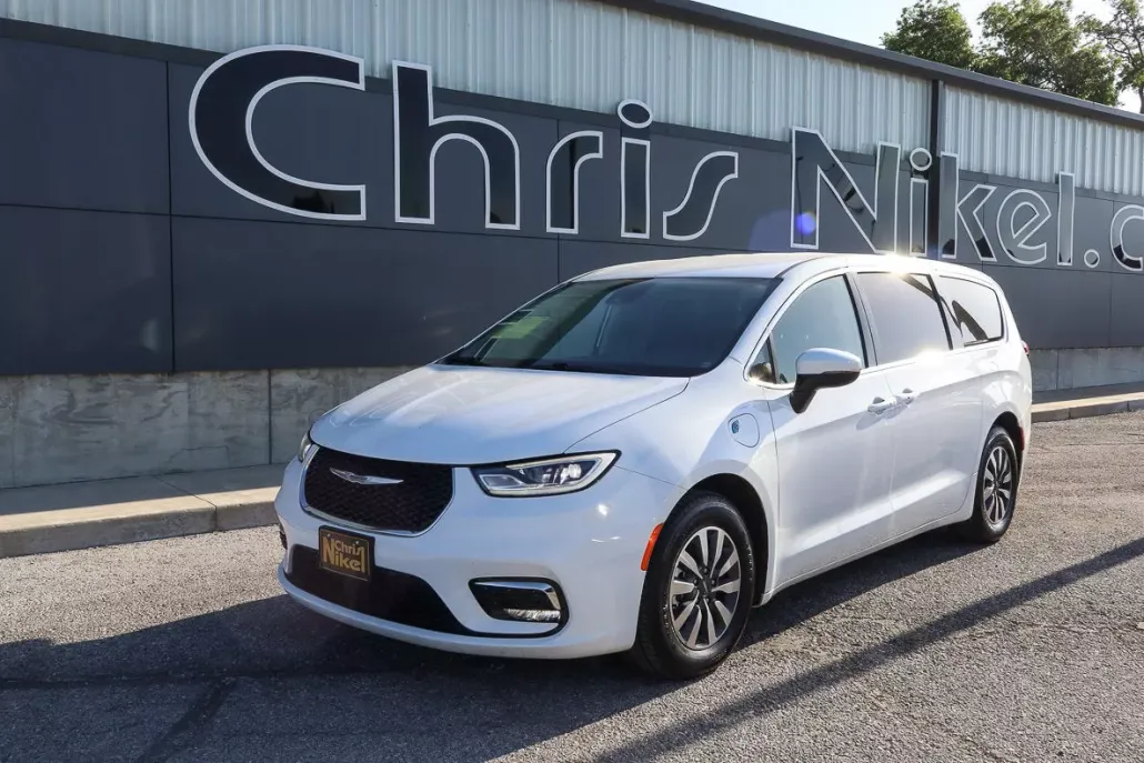 2023 Chrysler Pacifica Hybrid Touring L photo 1