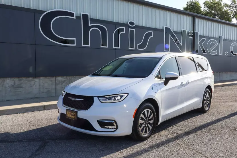 2023 Chrysler Pacifica Hybrid Touring L photo 1