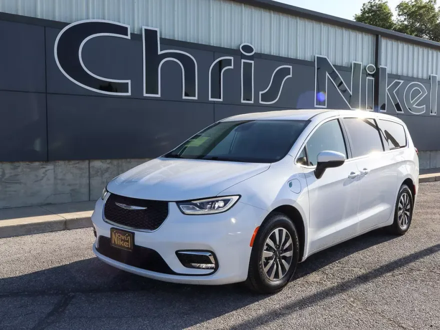 2023 Chrysler Pacifica Hybrid Touring L photo 1