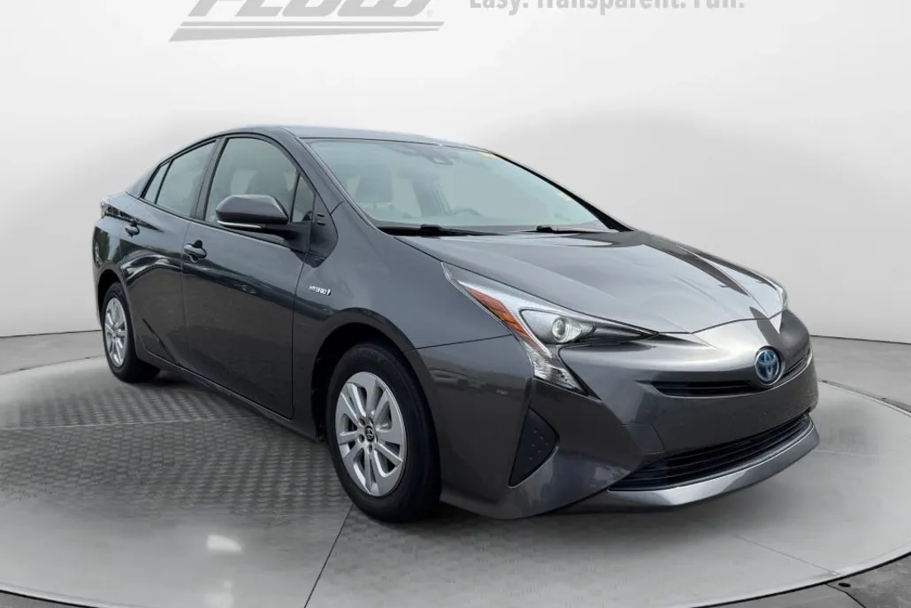 2017 Toyota Prius One photo 1