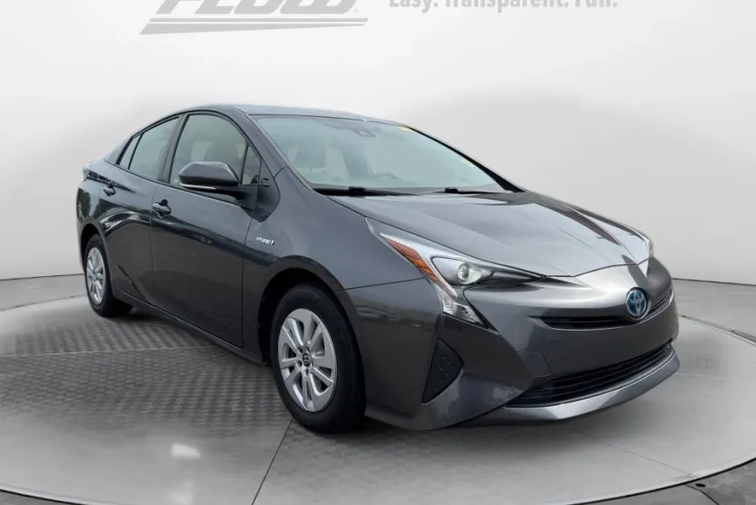 2017 Toyota Prius One photo 1