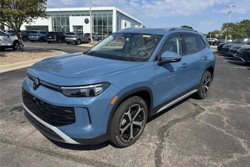 2025 Volkswagen Tiguan SE photo 1