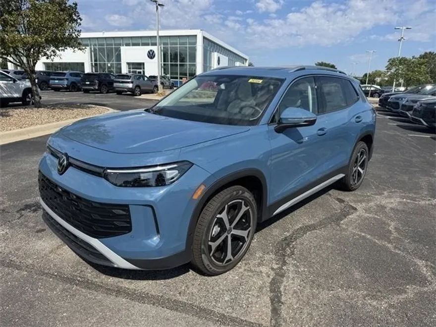 2025 Volkswagen Tiguan SE photo 1