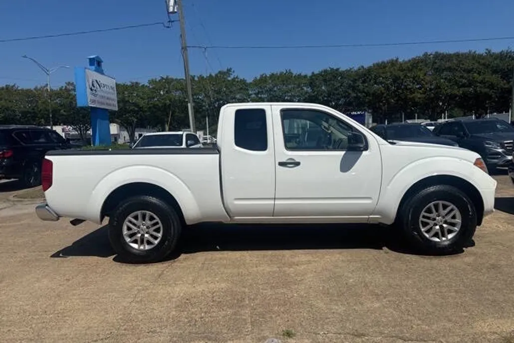 2015 Nissan Frontier SV photo 1