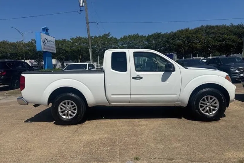 2015 Nissan Frontier SV photo 1