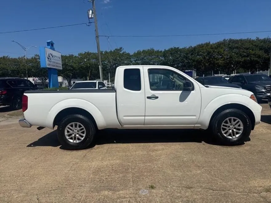 2015 Nissan Frontier SV photo 1