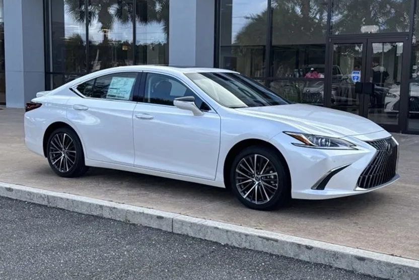 2025 Lexus ES 300h photo 1