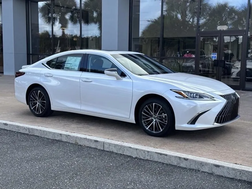 2025 Lexus ES 300h photo 1