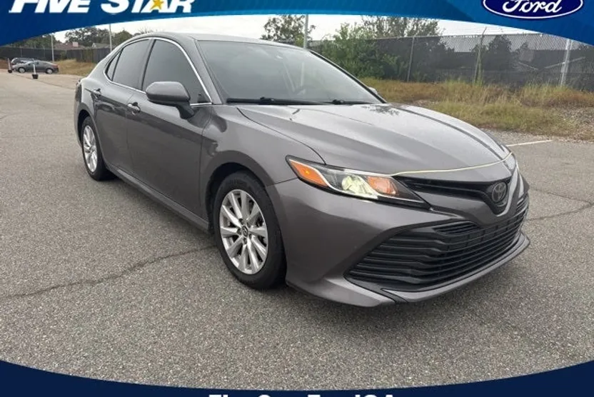 2020 Toyota Camry LE photo 1