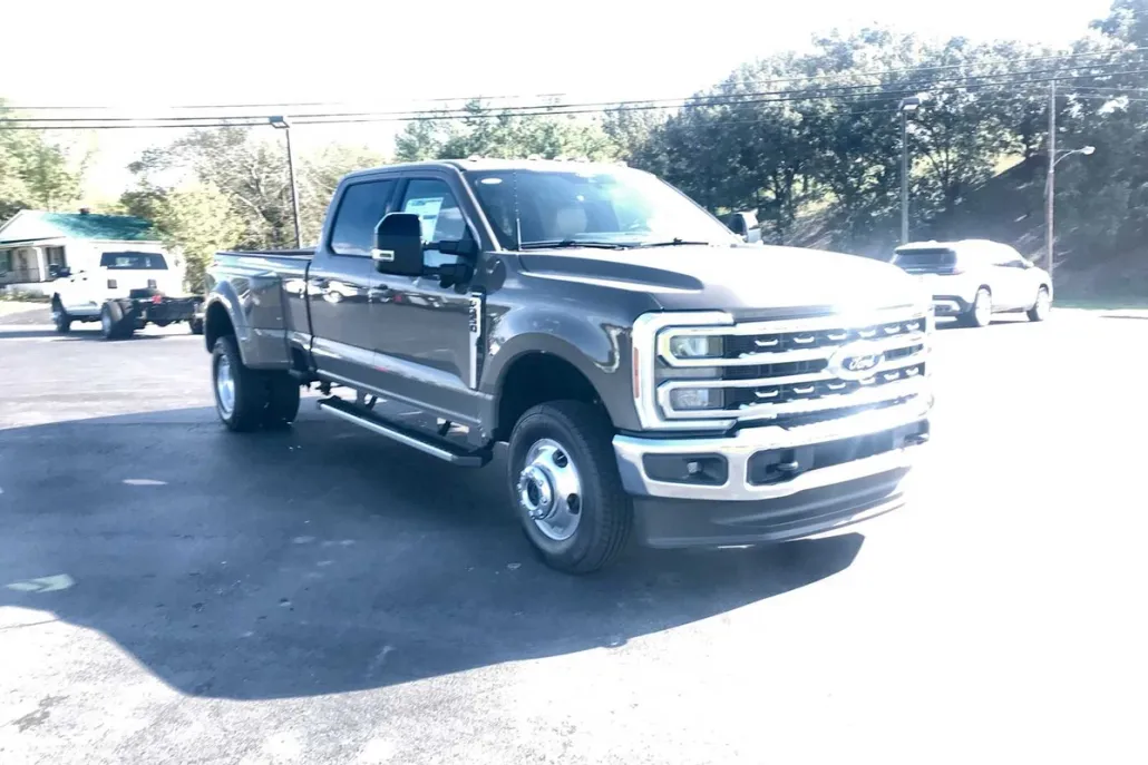 2026 Ford F-350 Lariat photo 1