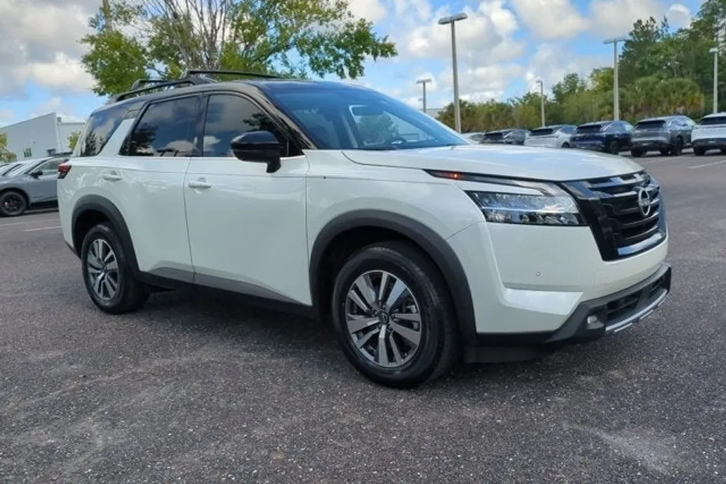 2023 Nissan Pathfinder SL photo 1