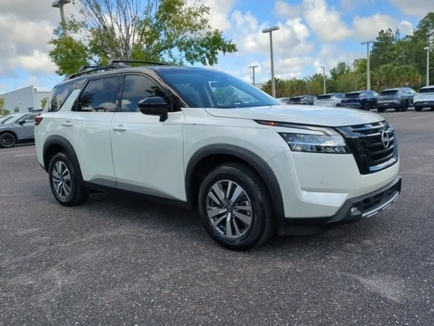 2023 Nissan Pathfinder SL photo 1