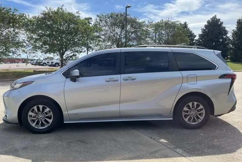 2021 Toyota Sienna XLE photo 1