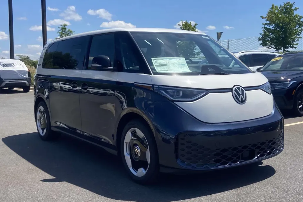 2025 Volkswagen ID. Buzz Pro Plus photo 1