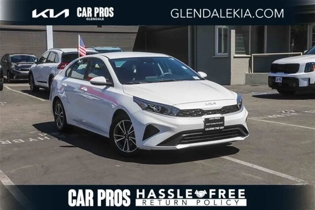 2023 Kia Forte LXS photo 1