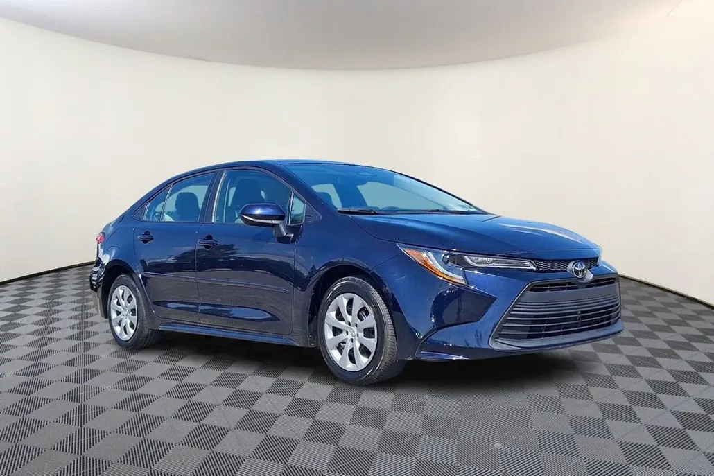 2023 Toyota Corolla LE photo 1