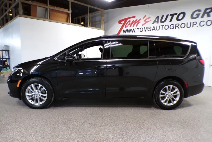 2022 Chrysler Pacifica Touring photo 1