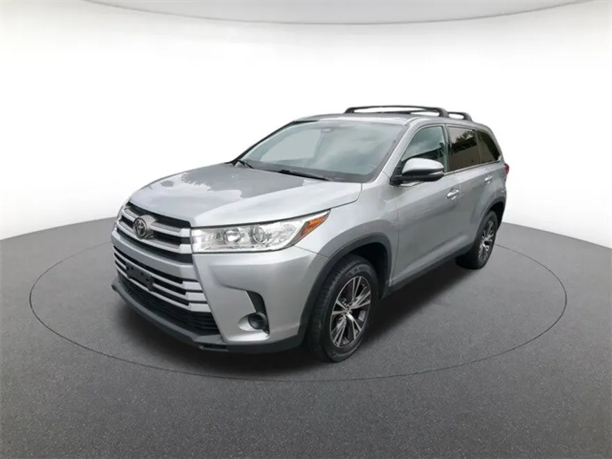 2019 Toyota Highlander LE photo 1