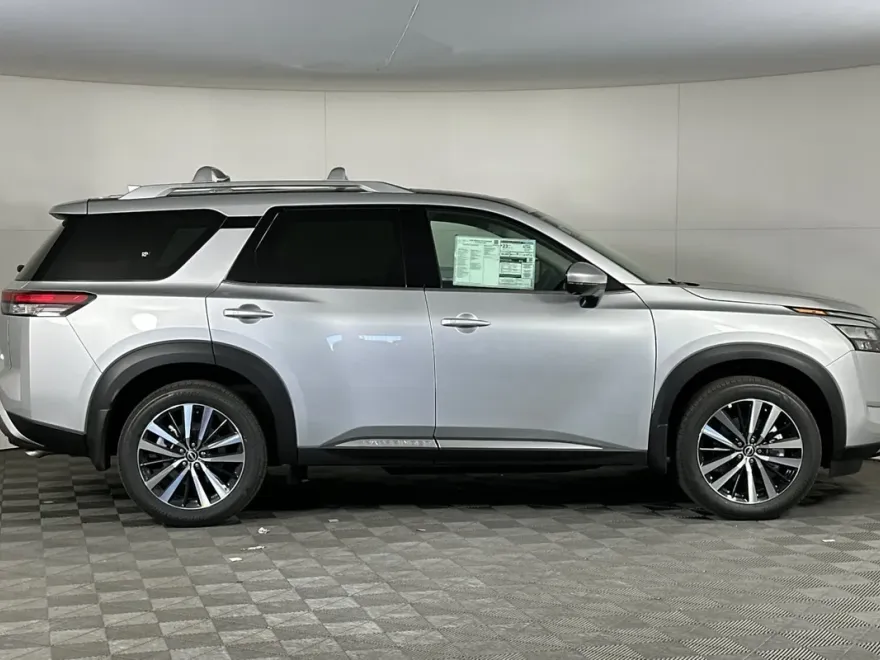 2025 Nissan Pathfinder Platinum photo 1