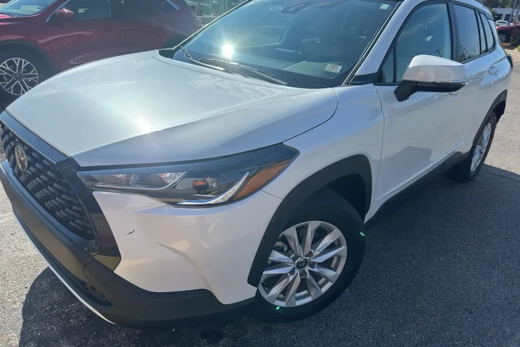2022 Toyota Corolla Cross LE photo 1