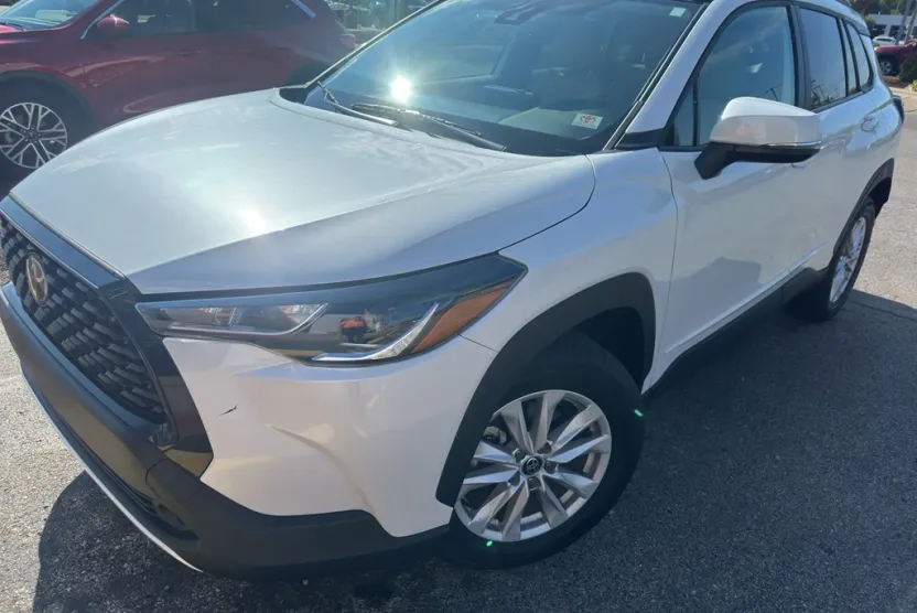 2022 Toyota Corolla Cross LE photo 1