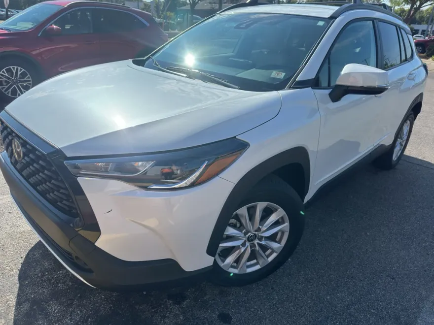 2022 Toyota Corolla Cross LE photo 1