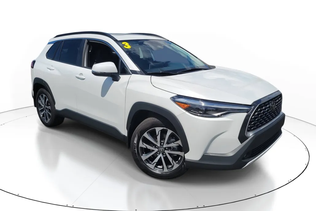 2023 Toyota Corolla Cross XLE photo 1