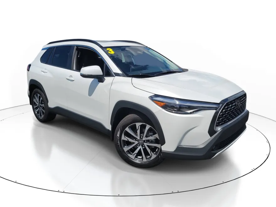 2023 Toyota Corolla Cross XLE photo 1