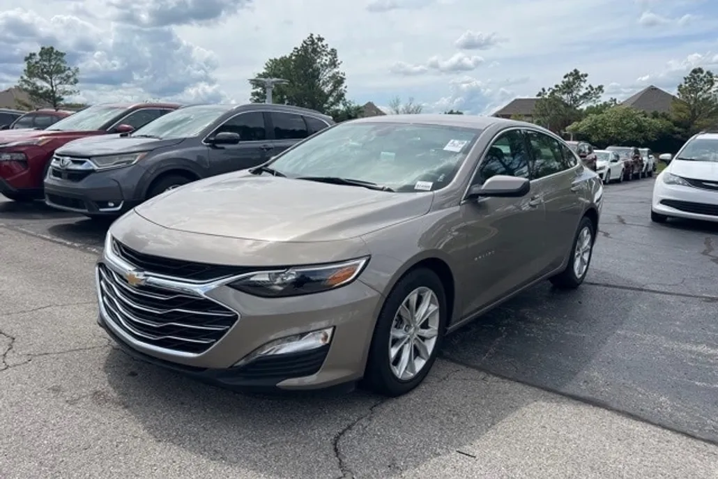 2024 Chevrolet Malibu 1LT photo 1