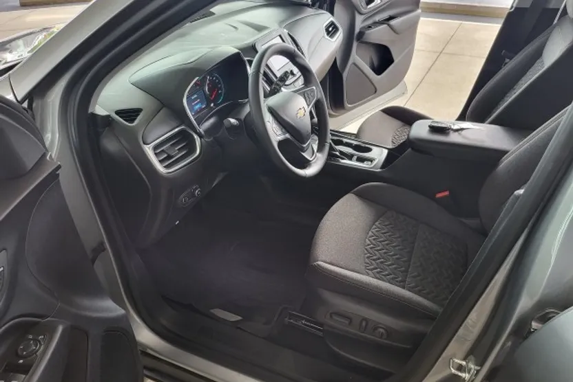 2023 Chevrolet Equinox LT photo 1