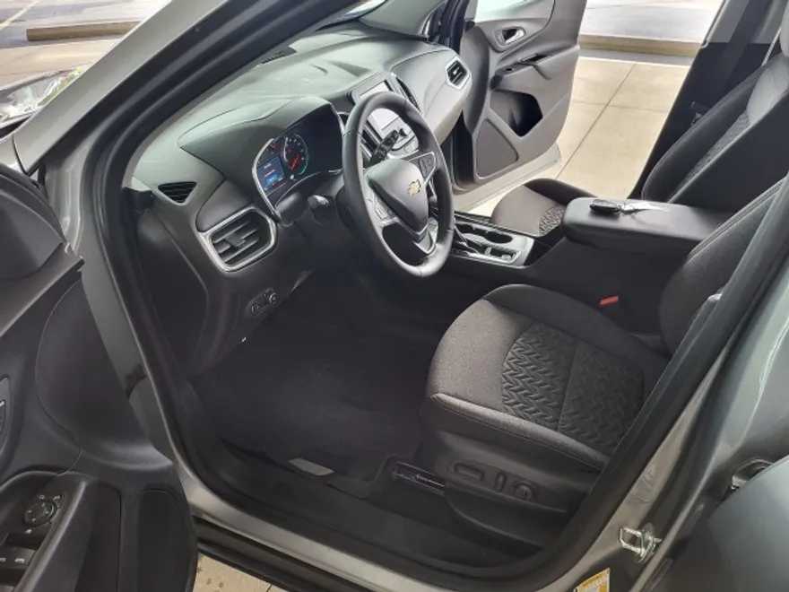 2023 Chevrolet Equinox LT photo 1