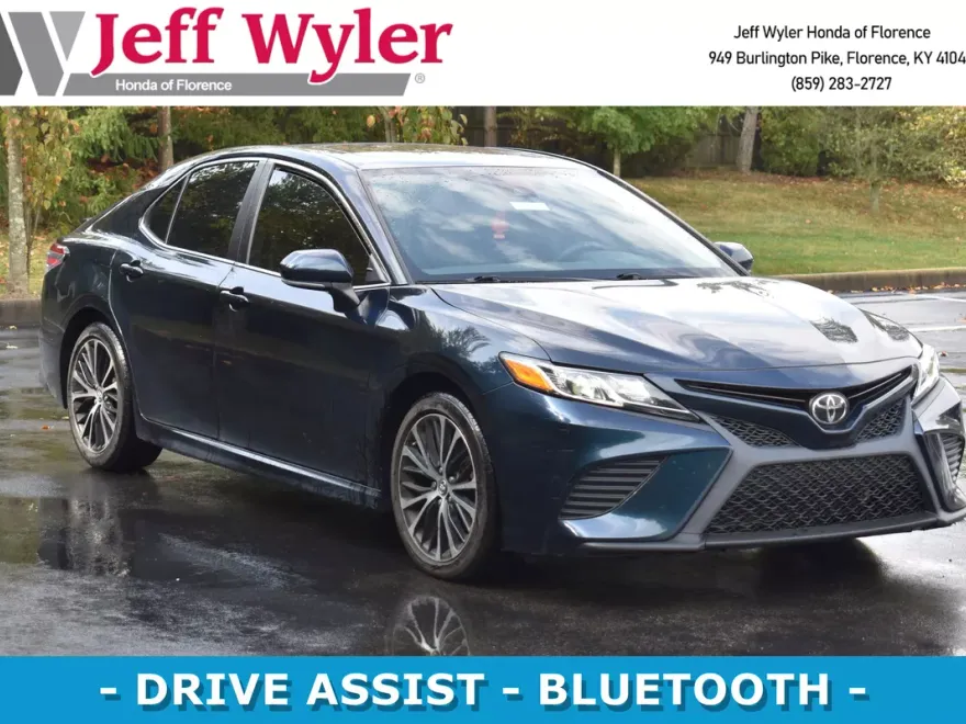 2018 Toyota Camry SE photo 1