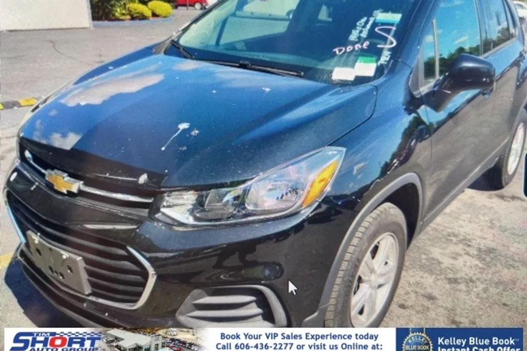 2022 Chevrolet Trax LS photo 1