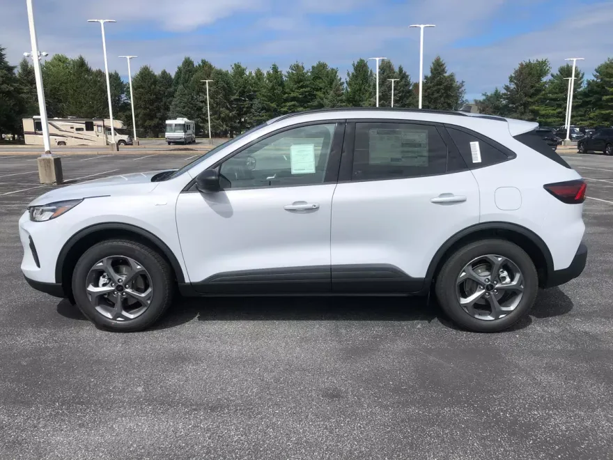 2025 Ford Escape ST-Line photo 1