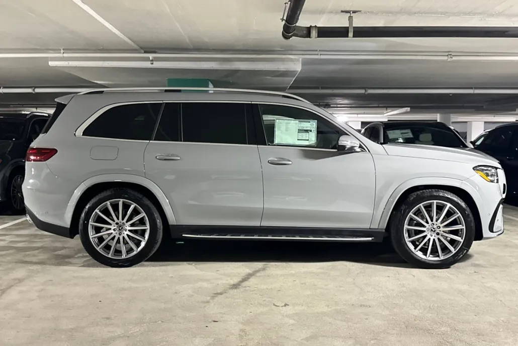 2025 Mercedes Benz GLS 450 4MATIC photo 1