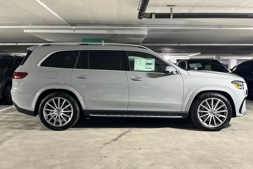 2025 Mercedes Benz GLS 450 4MATIC photo 1