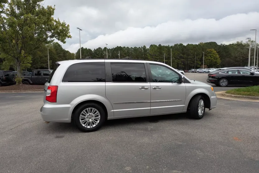 2012 Chrysler Town & Country photo 1