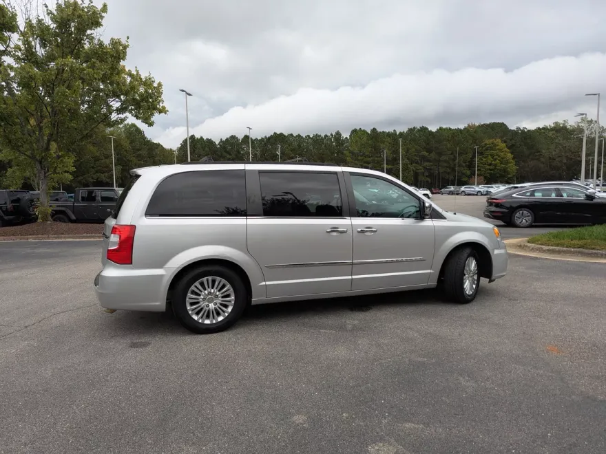 2012 Chrysler Town & Country photo 1