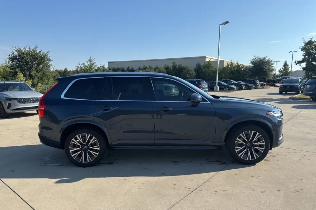 2022 Volvo XC90 Momentum photo 1