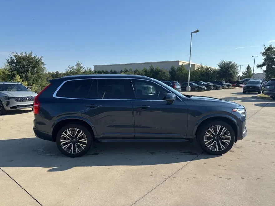 2022 Volvo XC90 Momentum photo 1
