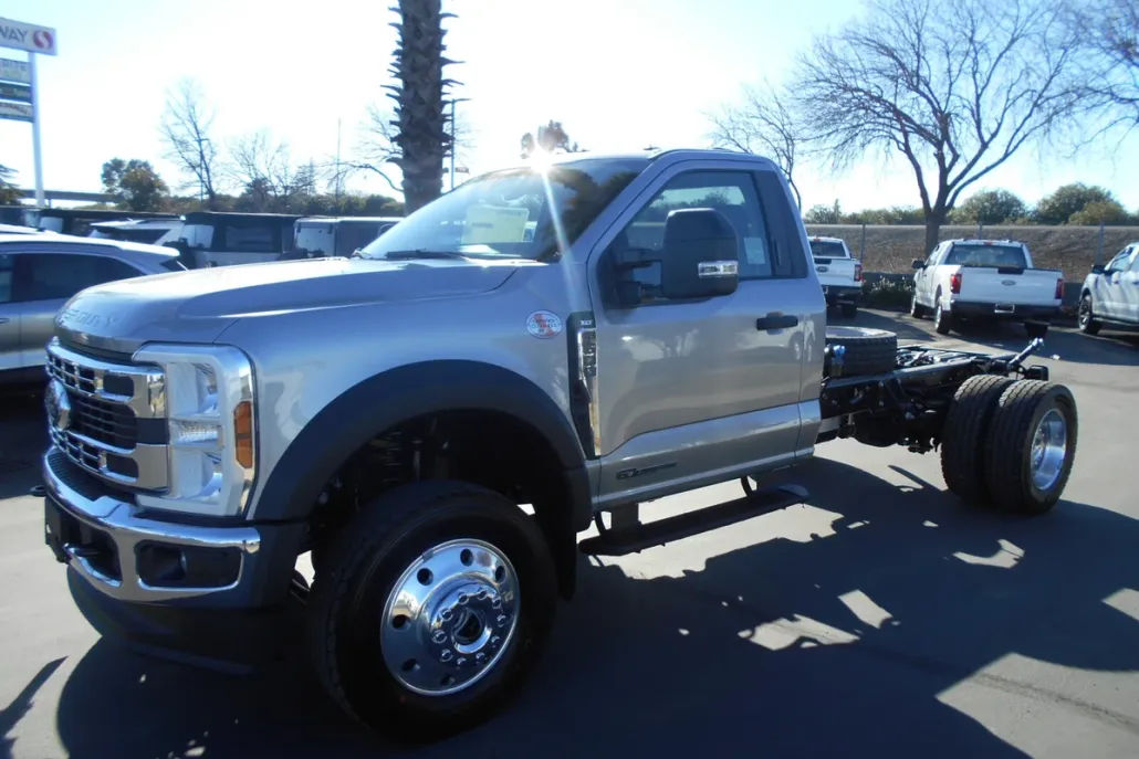 2024 Ford F-600 photo 1